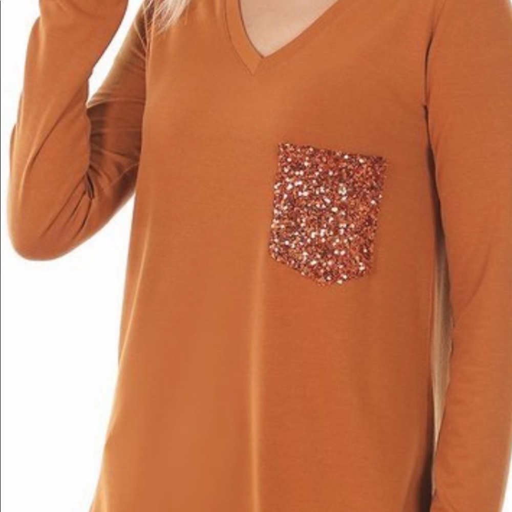 Long-Sleeve shirt with sequence pocket .
